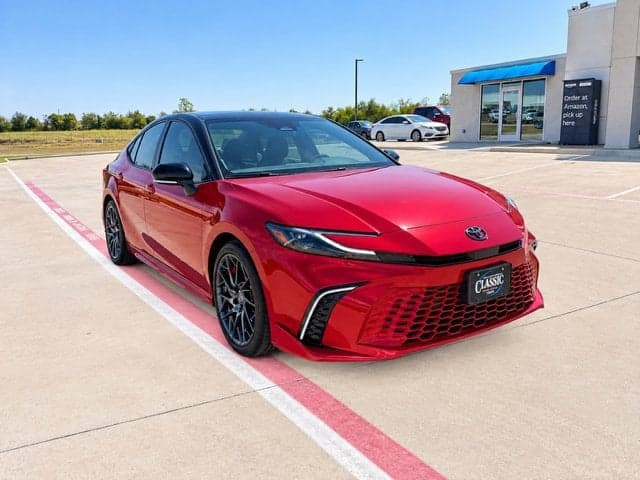 2025 Toyota Camry LE — photo 1 of 15