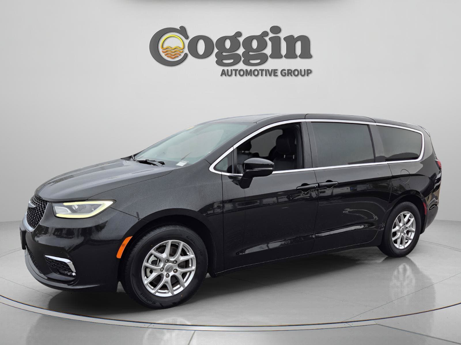 2025 Chrysler Pacifica Select — photo 1 of 33