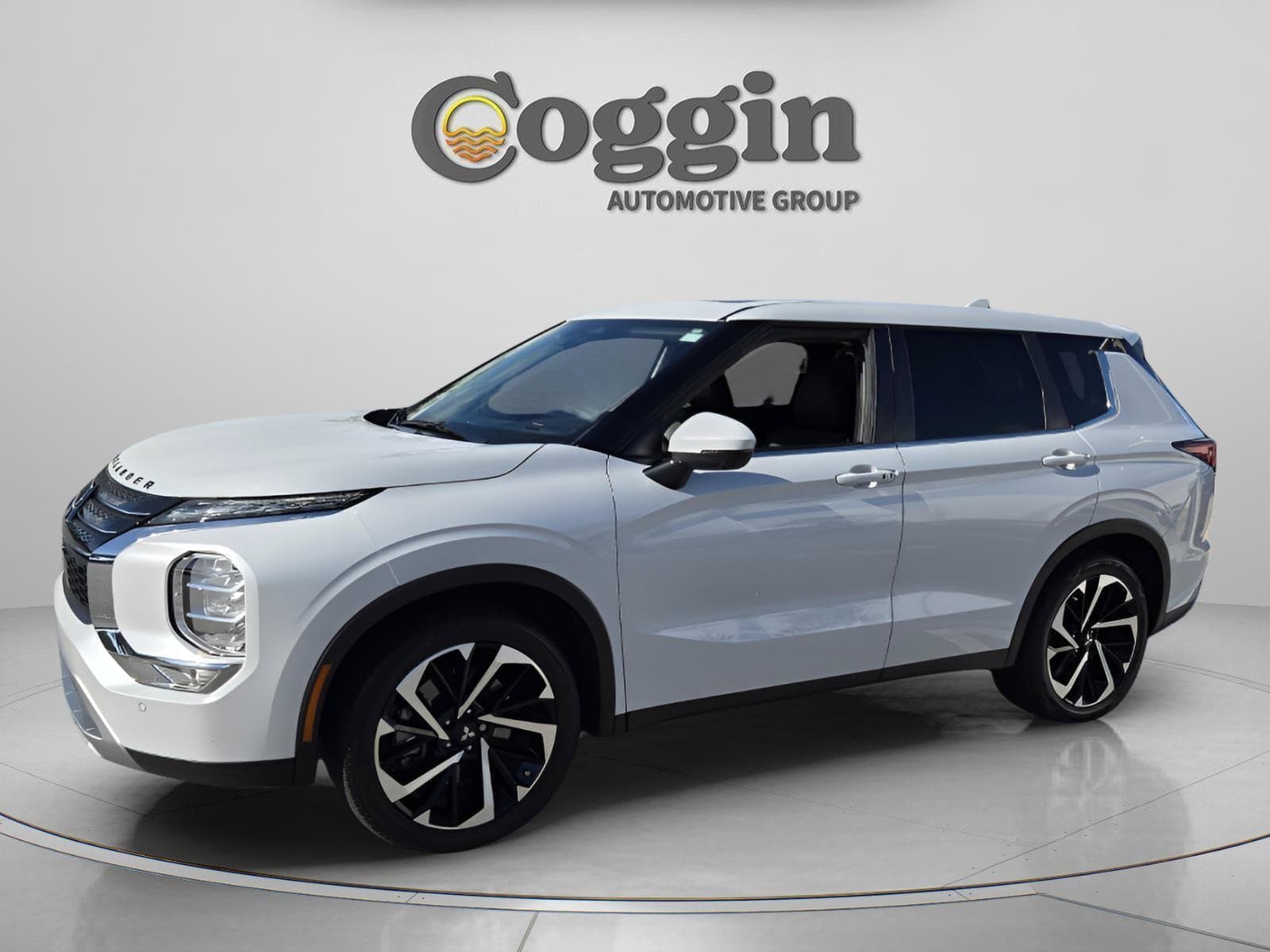 2024 Mitsubishi Outlander SE — photo 1 of 34