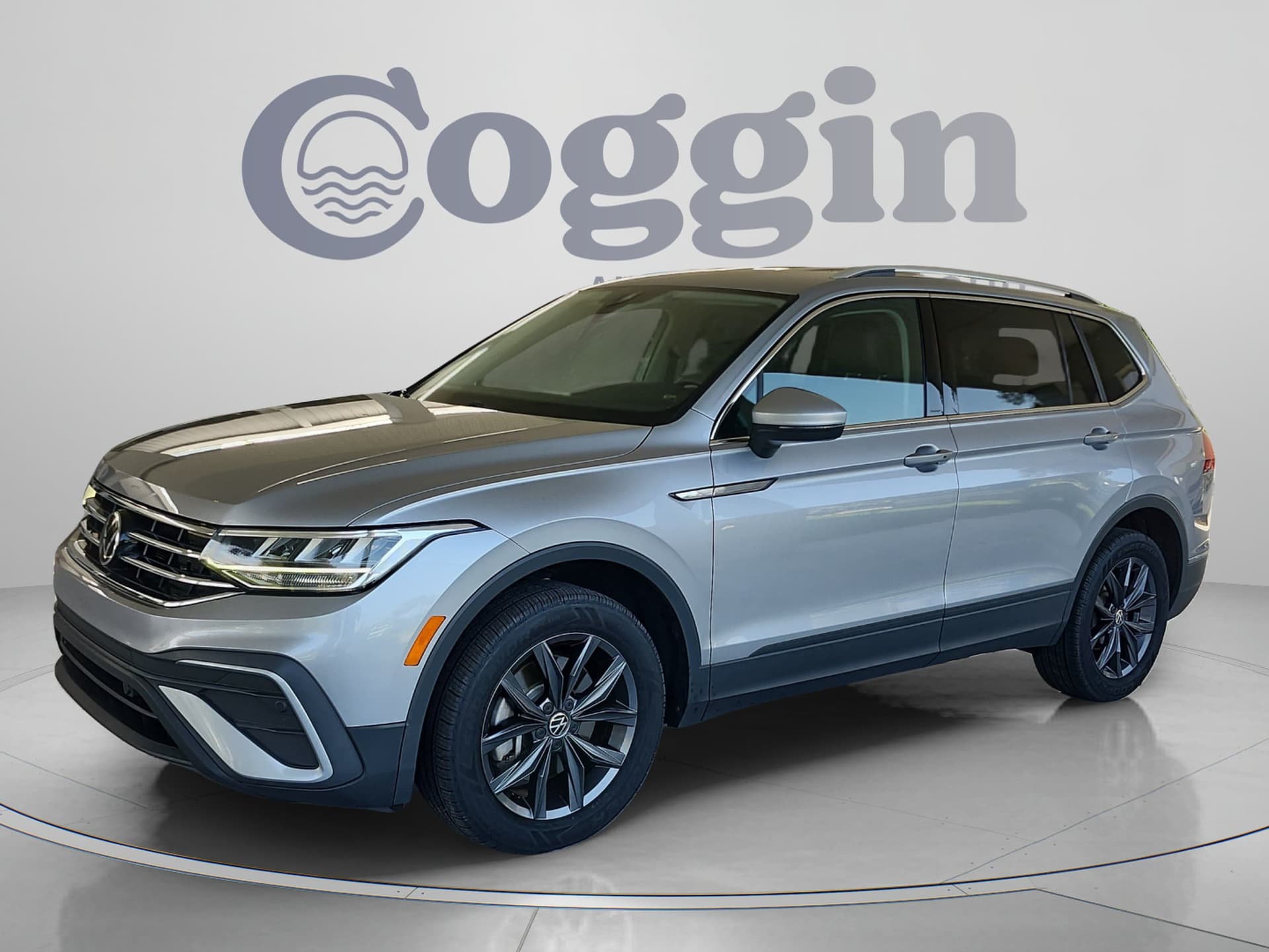 2023 Volkswagen Tiguan SE — photo 1 of 33