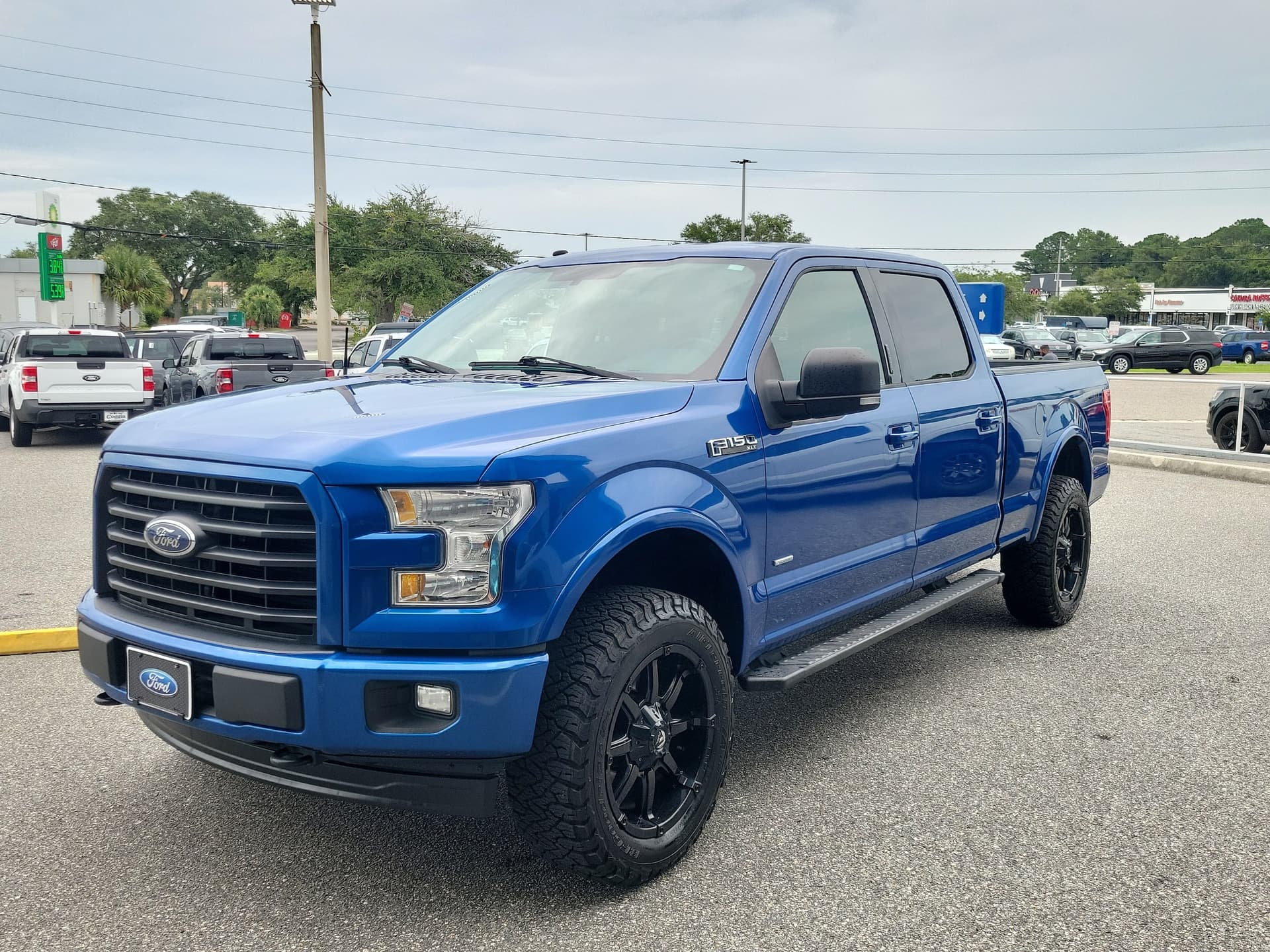 2017 Ford F-150 XLT — photo 1 of 32