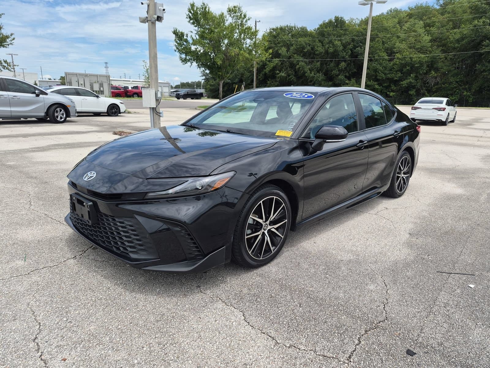 2025 Toyota Camry SE — photo 1 of 33