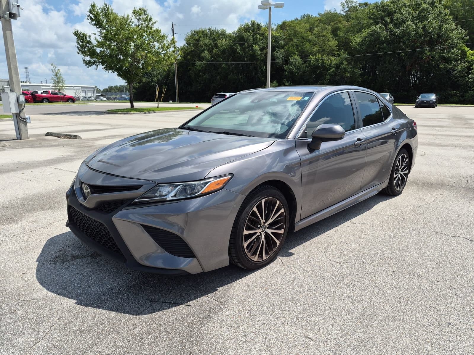 2019 Toyota Camry LE — photo 1 of 32