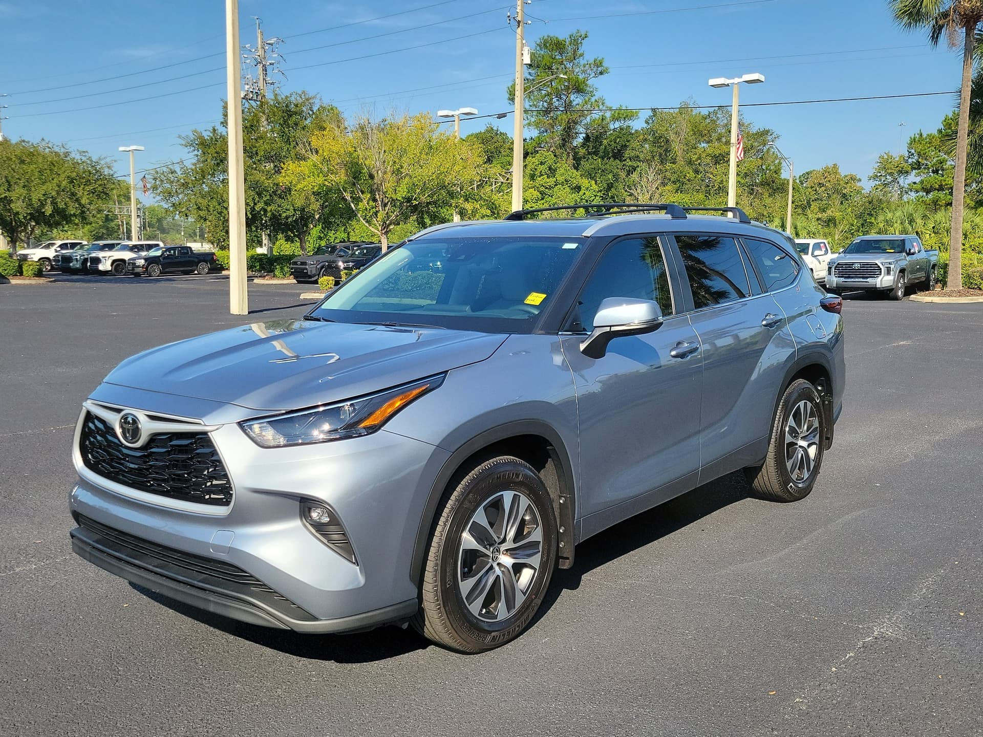 2024 Toyota Highlander LE — photo 1 of 35