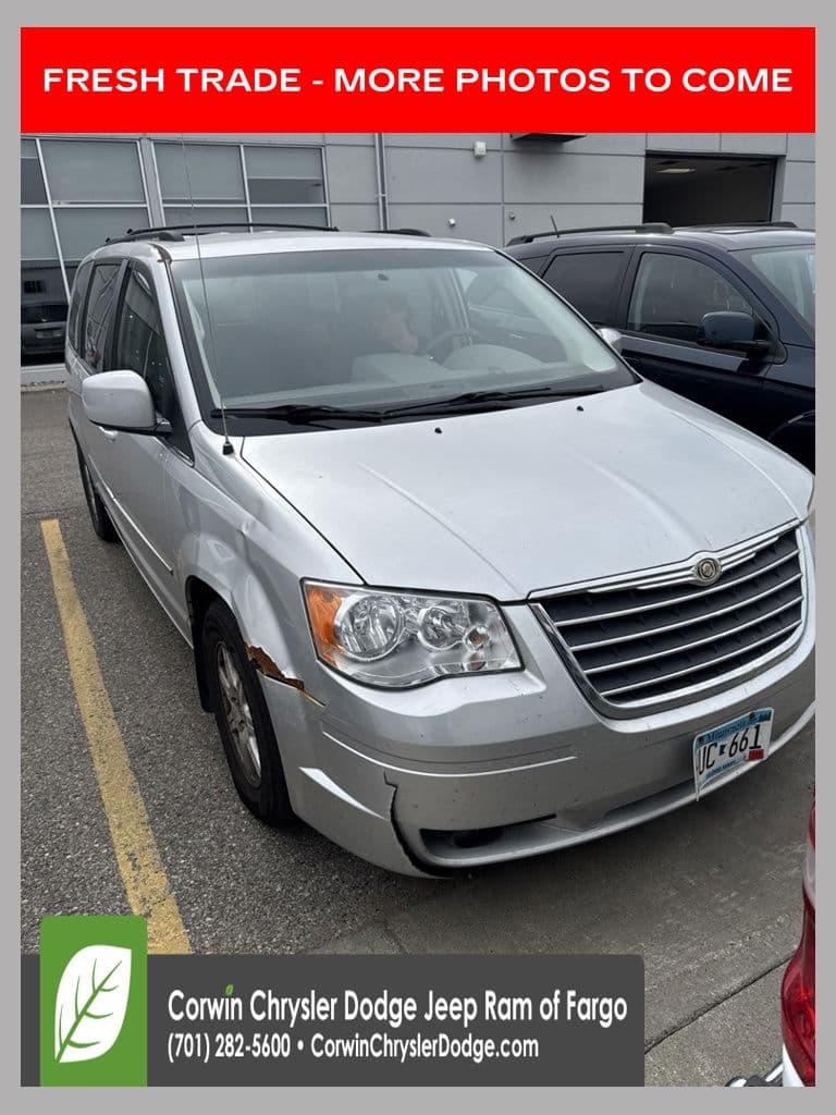 2009 Chrysler Town & Country Touring — photo 1 of 7