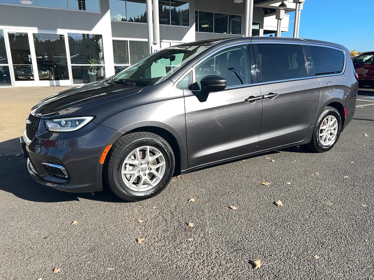 2023 Chrysler Pacifica Touring L — photo 1 of 34