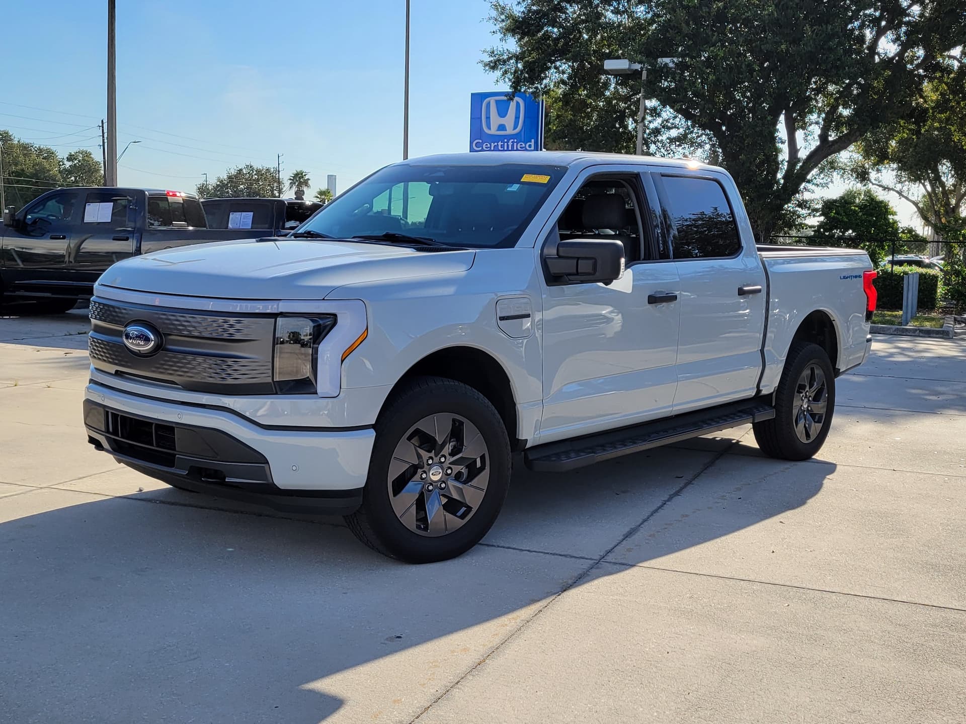 2023 Ford F-150 Lightning XLT — photo 1 of 32