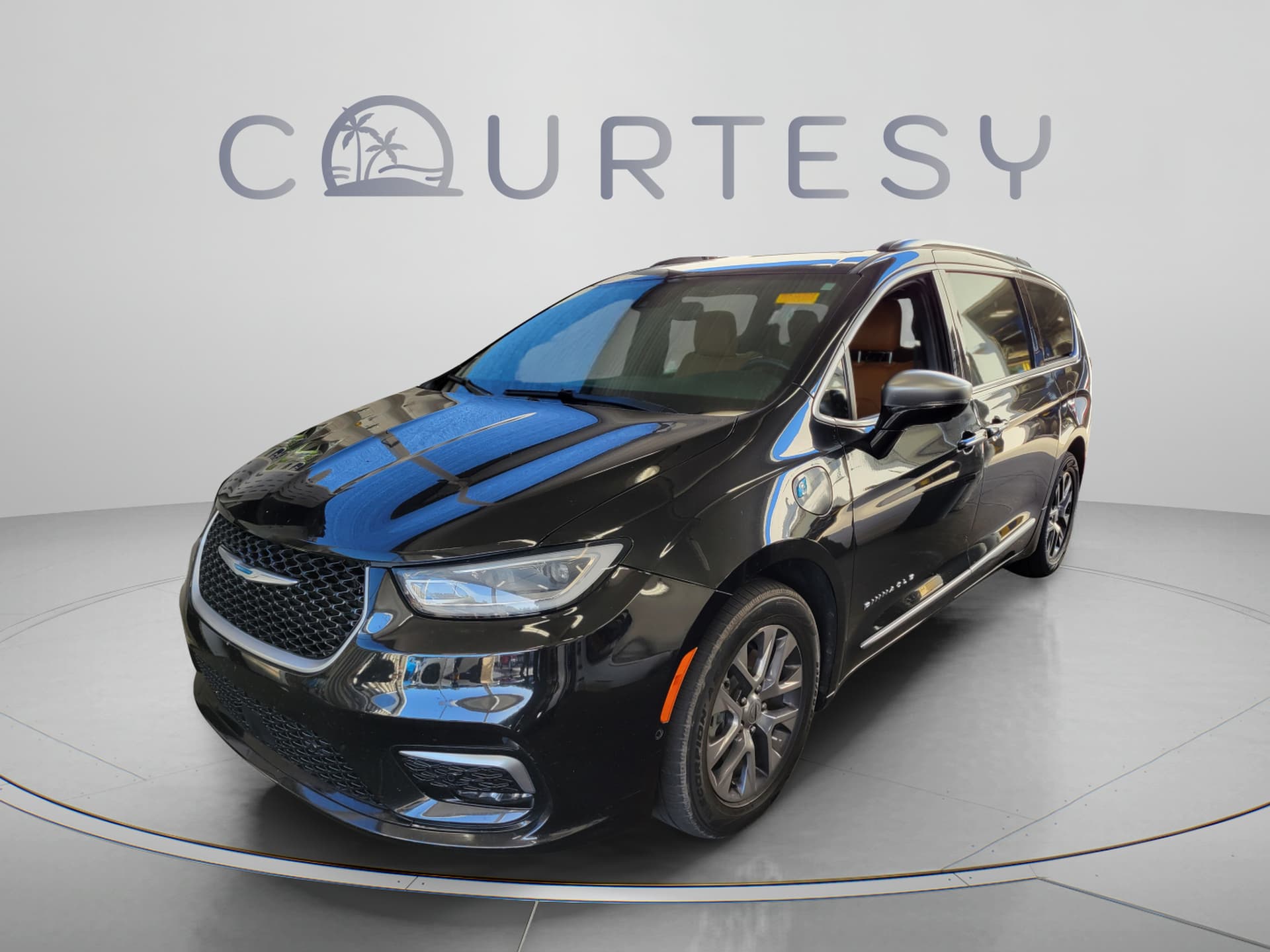 2021 Chrysler Pacifica Hybrid Pinnacle — photo 1 of 31