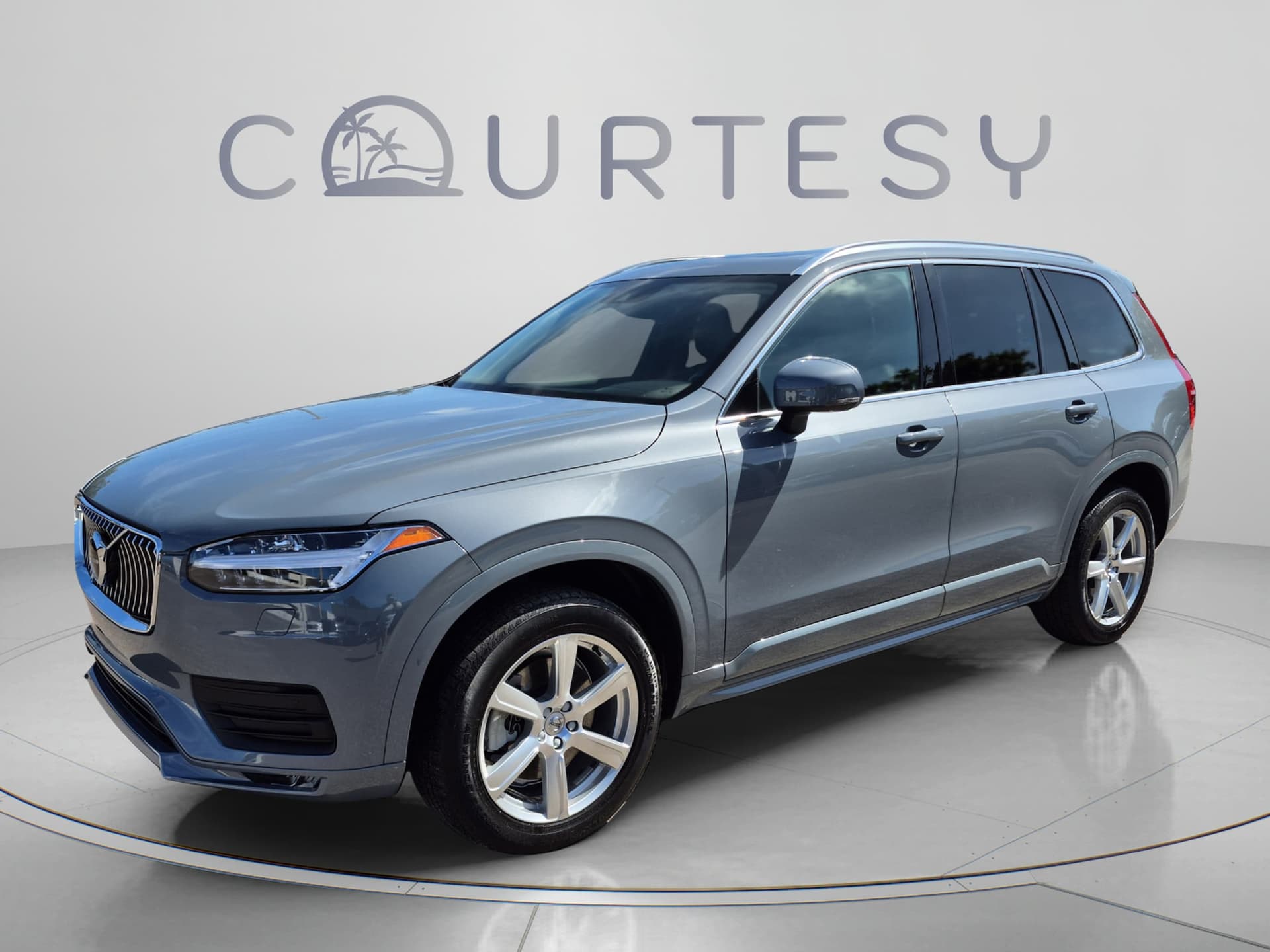 2021 Volvo XC90 T6 Momentum 7 Passenger — photo 1 of 38