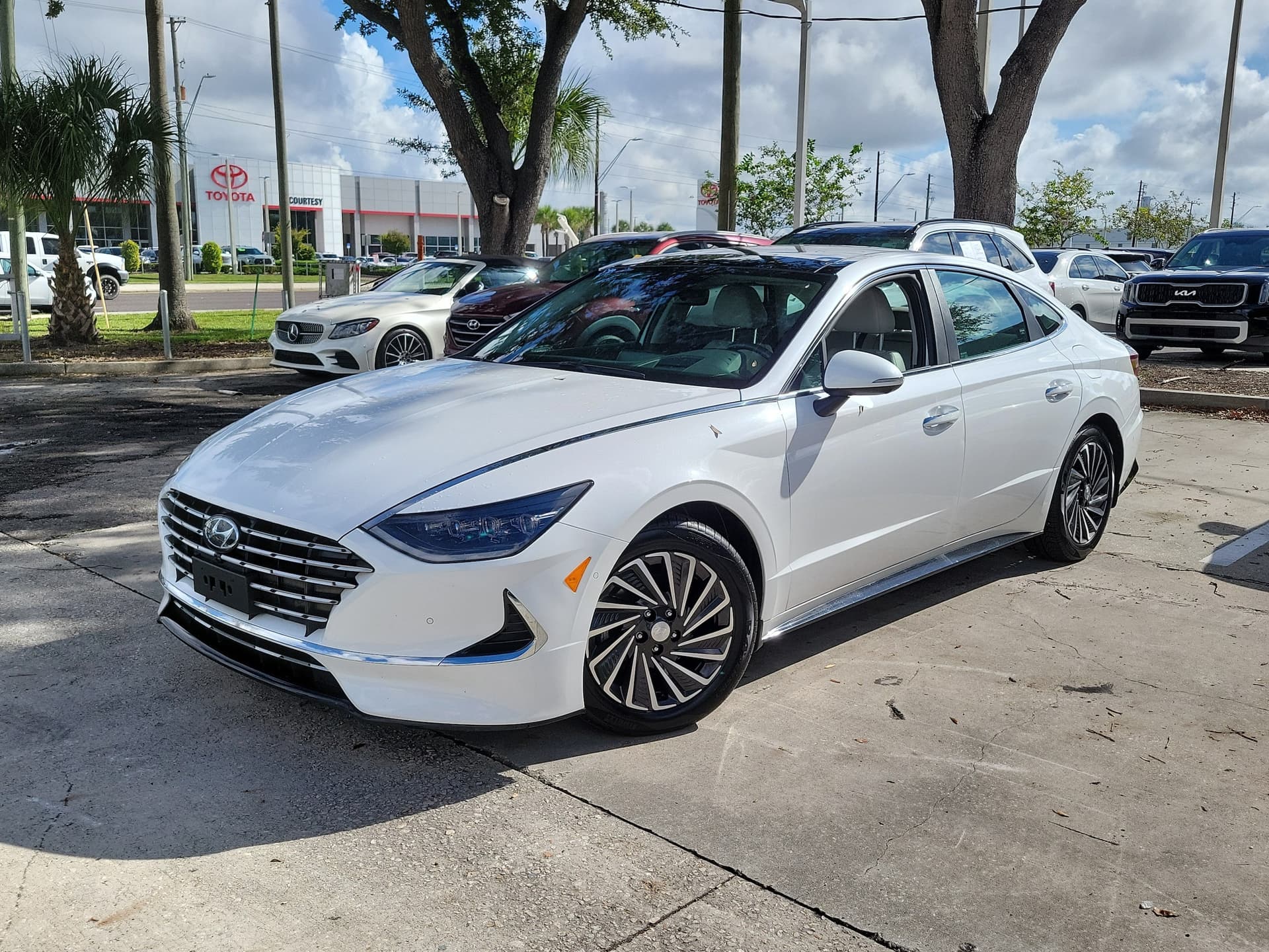 2023 Hyundai Sonata Hybrid Limited — photo 1 of 33