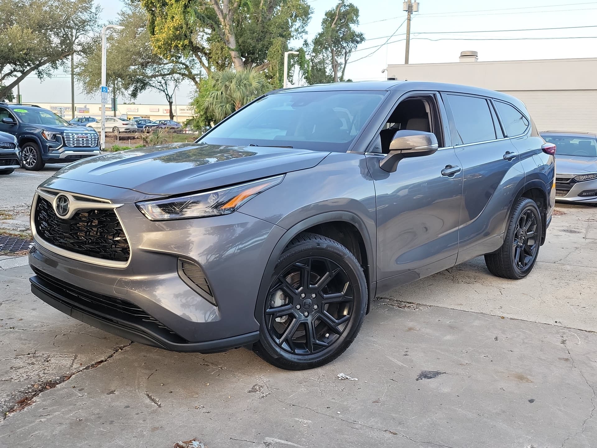 2022 Toyota Highlander L — photo 1 of 32