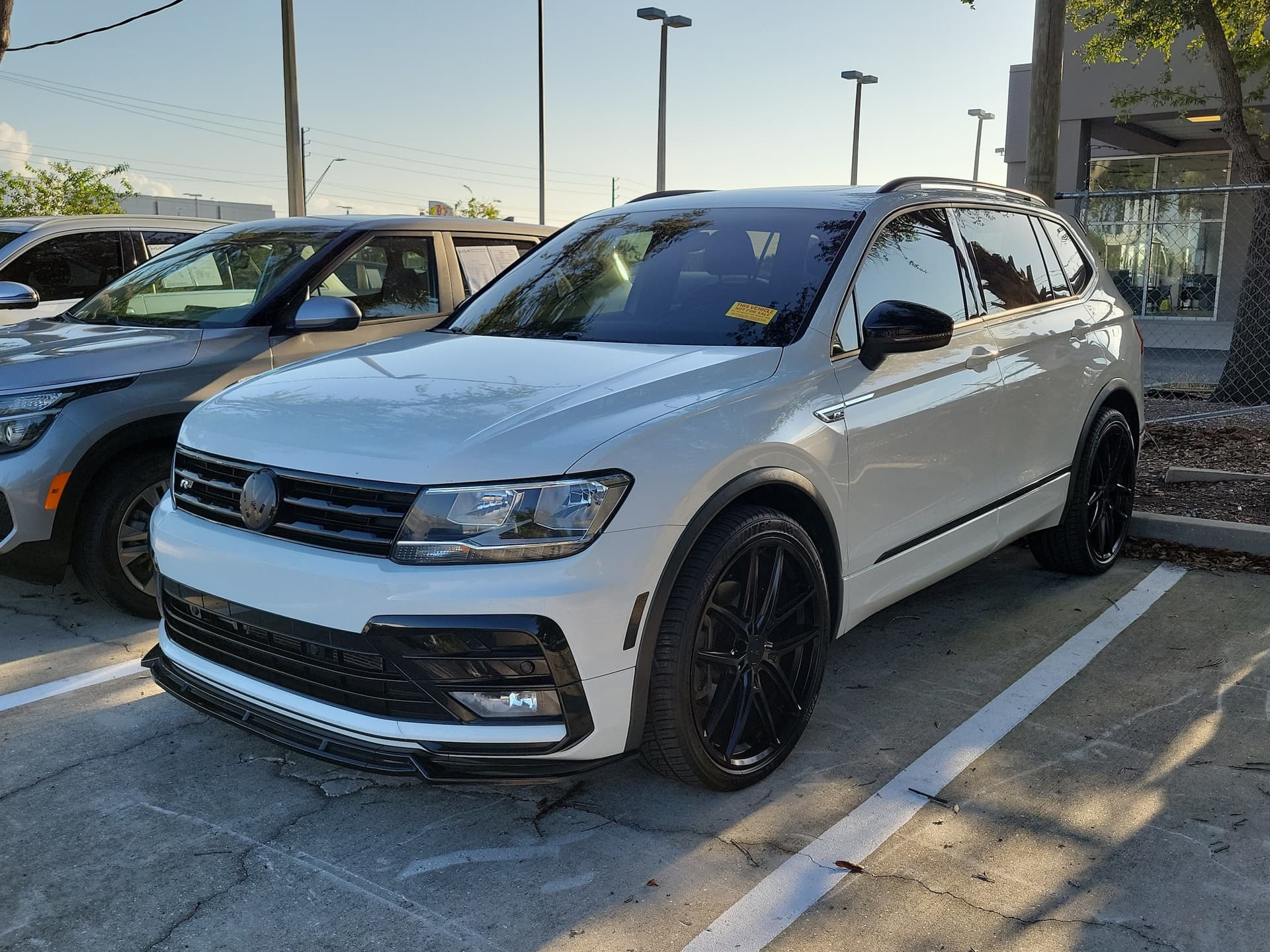 2021 Volkswagen Tiguan 2.0T SE — photo 1 of 32