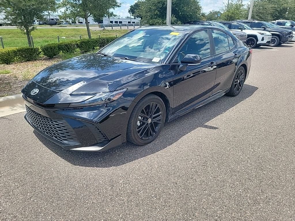 2025 Toyota Camry SE — photo 1 of 9