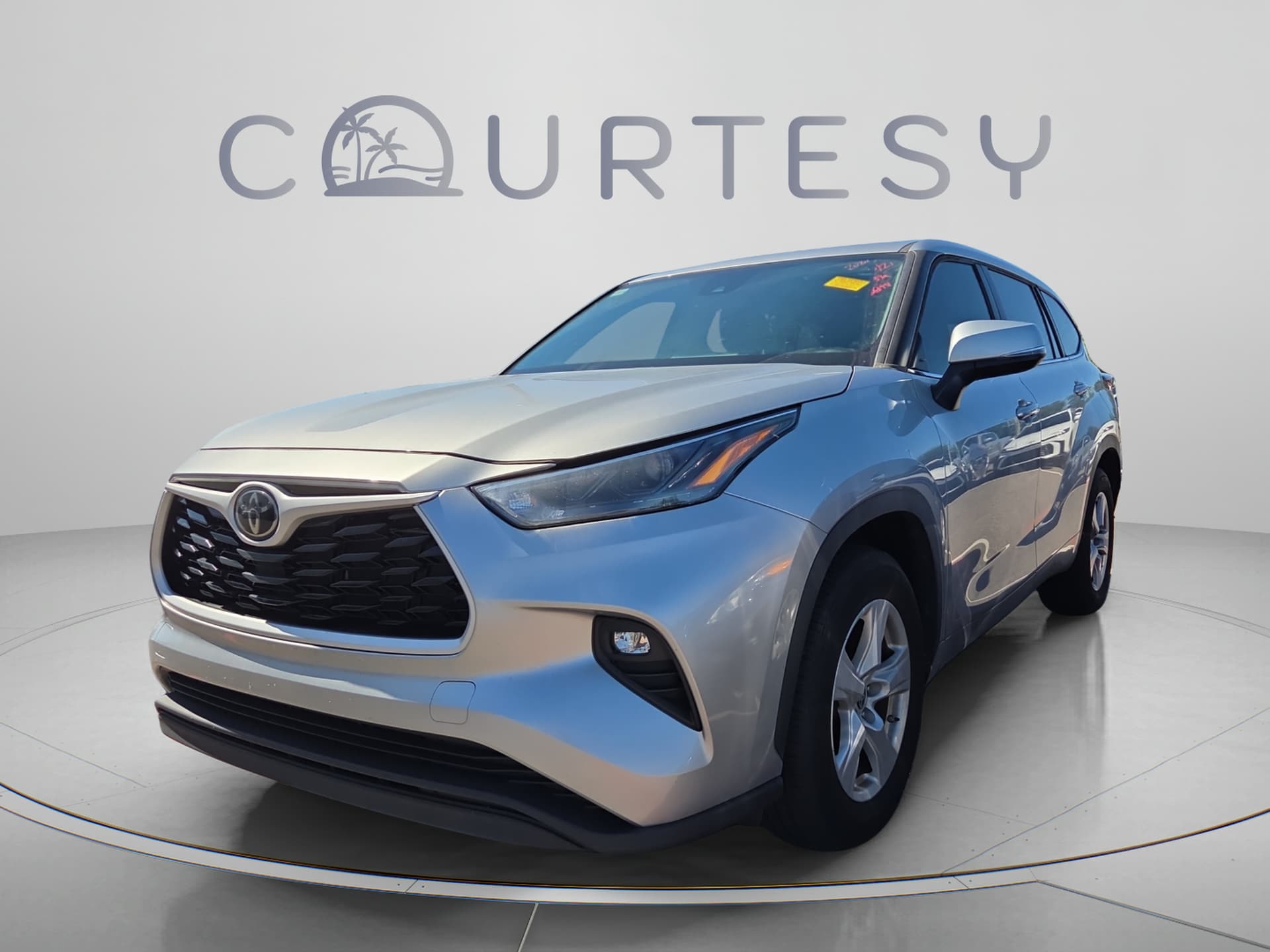 2024 Toyota Highlander LE — photo 1 of 9