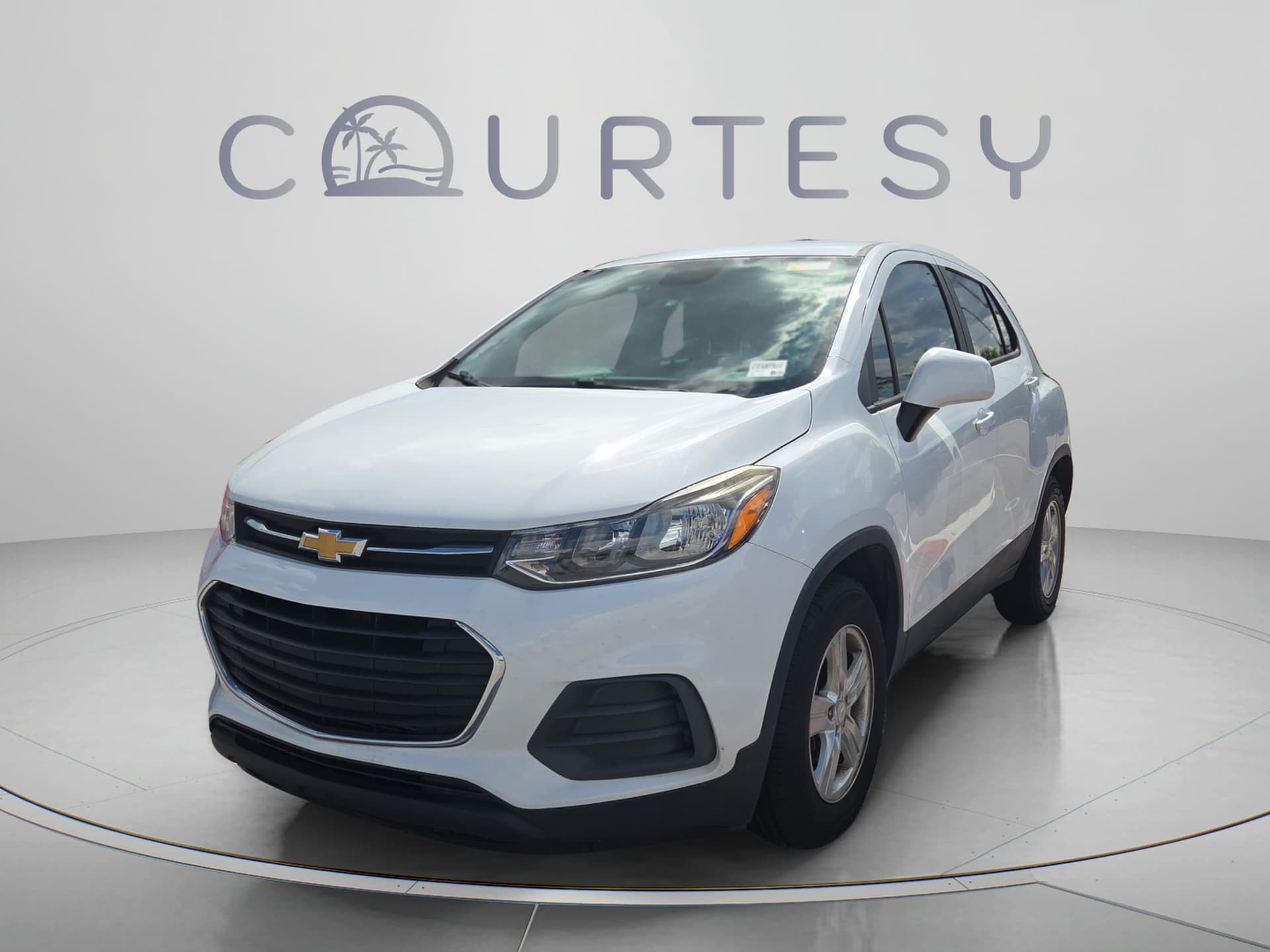 2020 Chevrolet Trax LS — photo 1 of 10