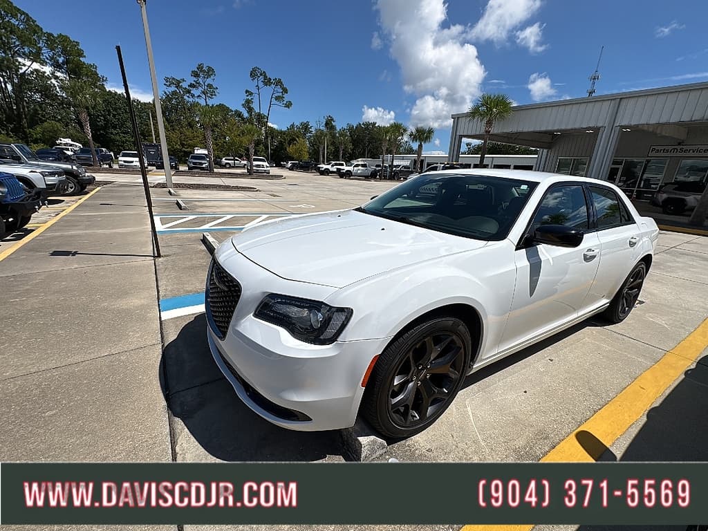 2020 Chrysler 300 Touring — photo 1 of 3
