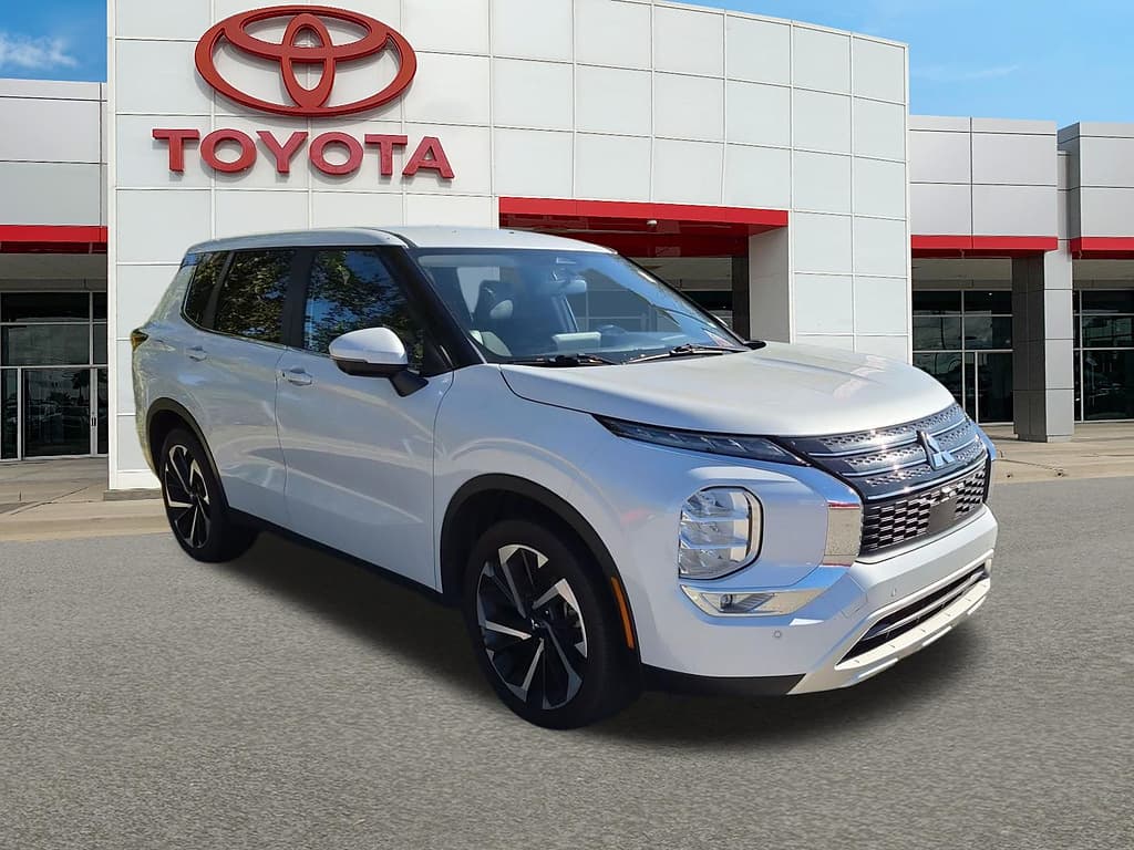 2024 Mitsubishi Outlander SE — photo 1 of 5