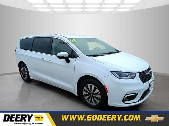 2023 Chrysler Pacifica Hybrid Touring L — photo 1 of 31