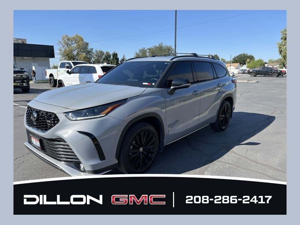 2025 Toyota Highlander LE — photo 1 of 17
