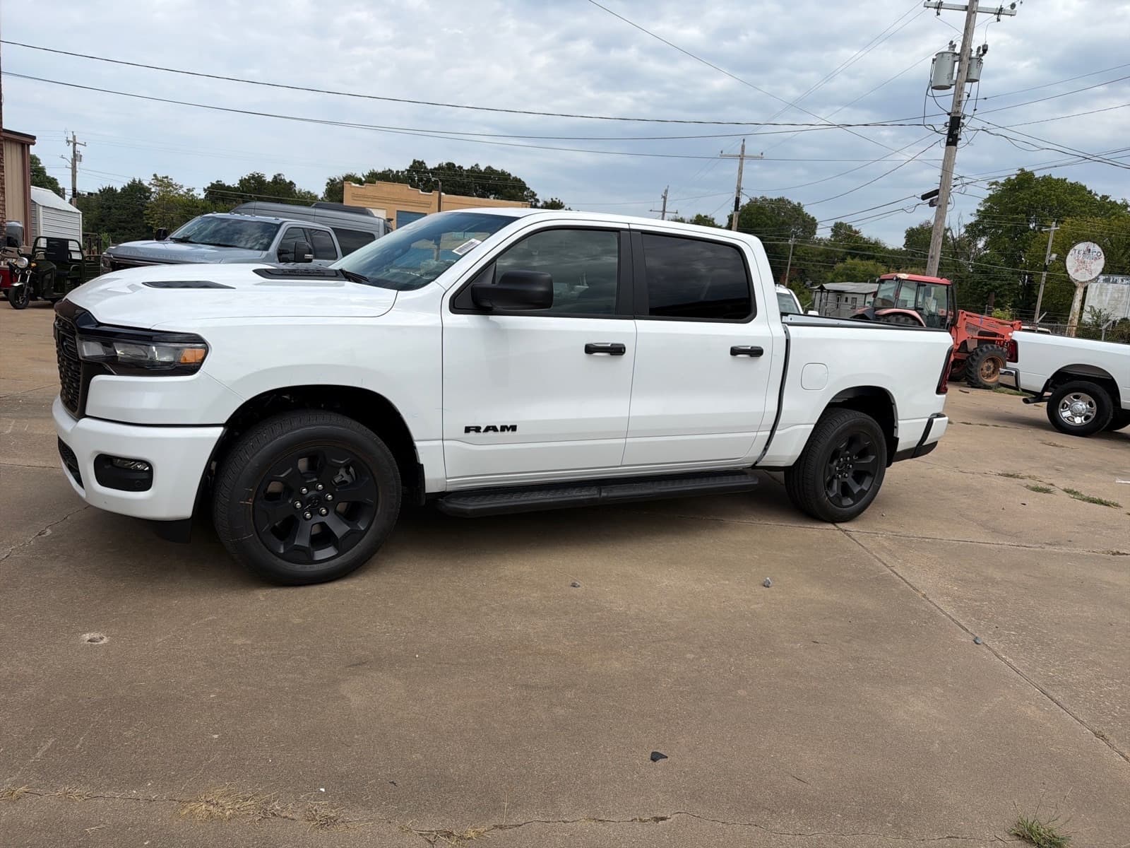 2026 RAM 1500 EXPRESS CREW CAB 4X4 5'7 BOX — photo 1 of 22