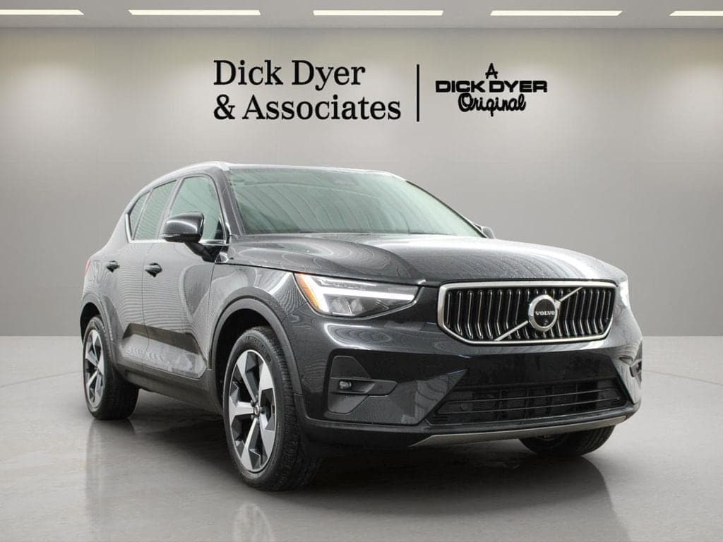 2024 Volvo XC40 B5 Plus Bright — photo 1 of 46