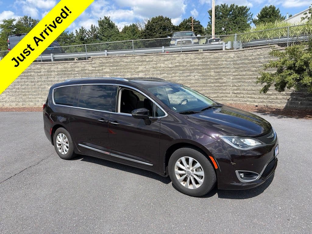 2018 Chrysler Pacifica Touring L — photo 1 of 14