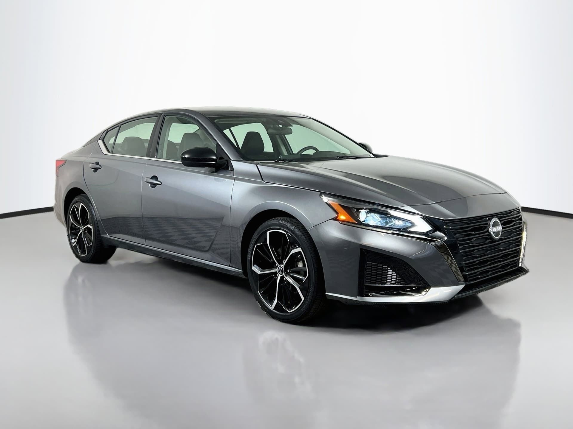 2025 Nissan Altima SR — photo 1 of 33