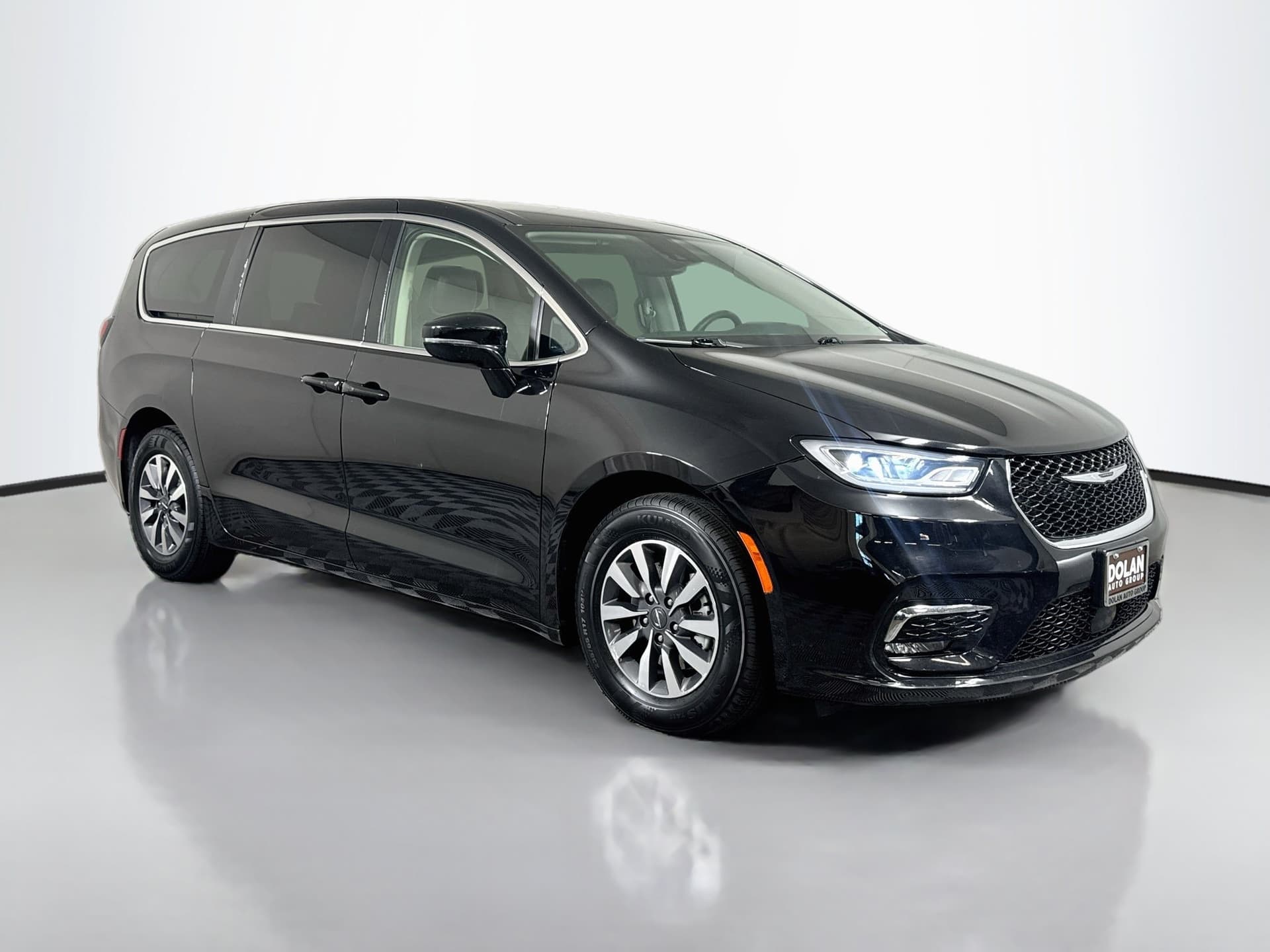 2024 Chrysler Pacifica Plug-In Hybrid Select — photo 1 of 40