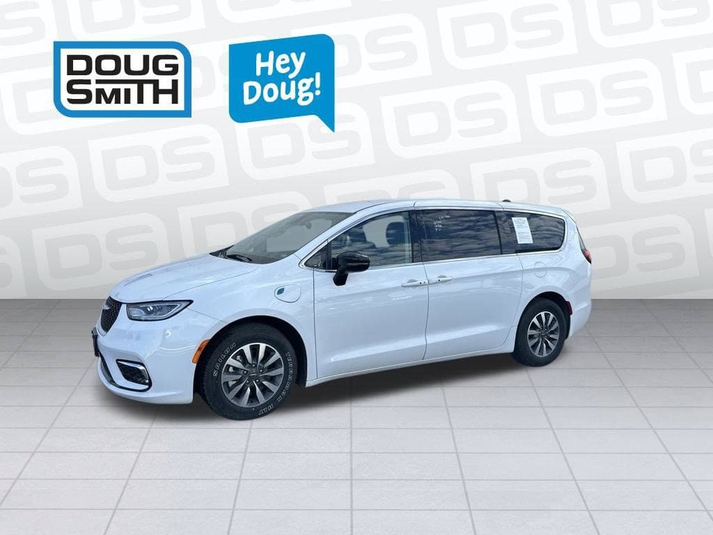 2024 Chrysler Pacifica Hybrid Select — photo 1 of 16