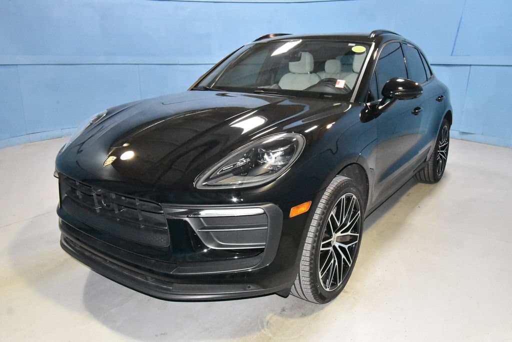 2023 Porsche Macan T — photo 1 of 35