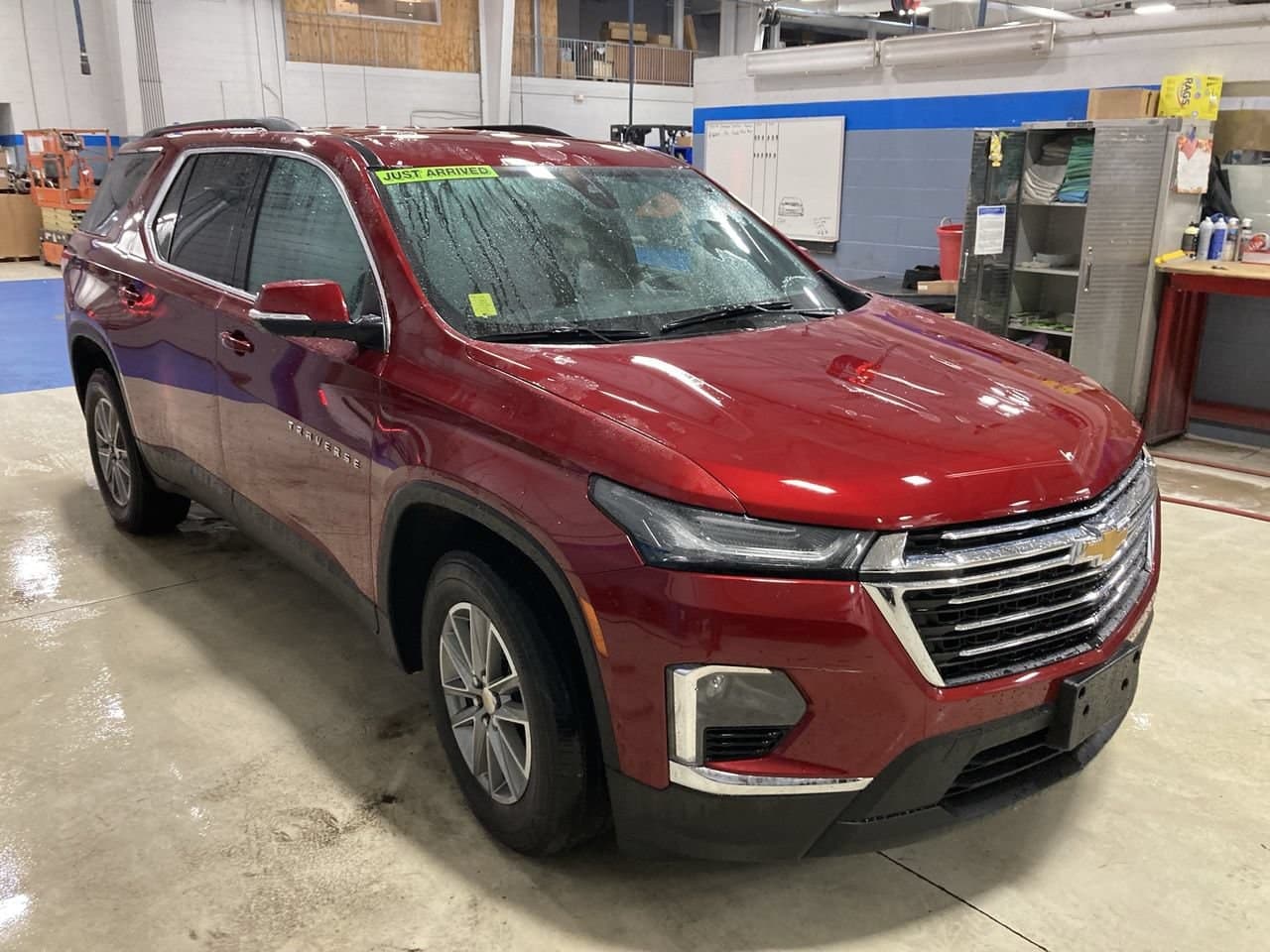 2023 Chevrolet Traverse Base — photo 1 of 13