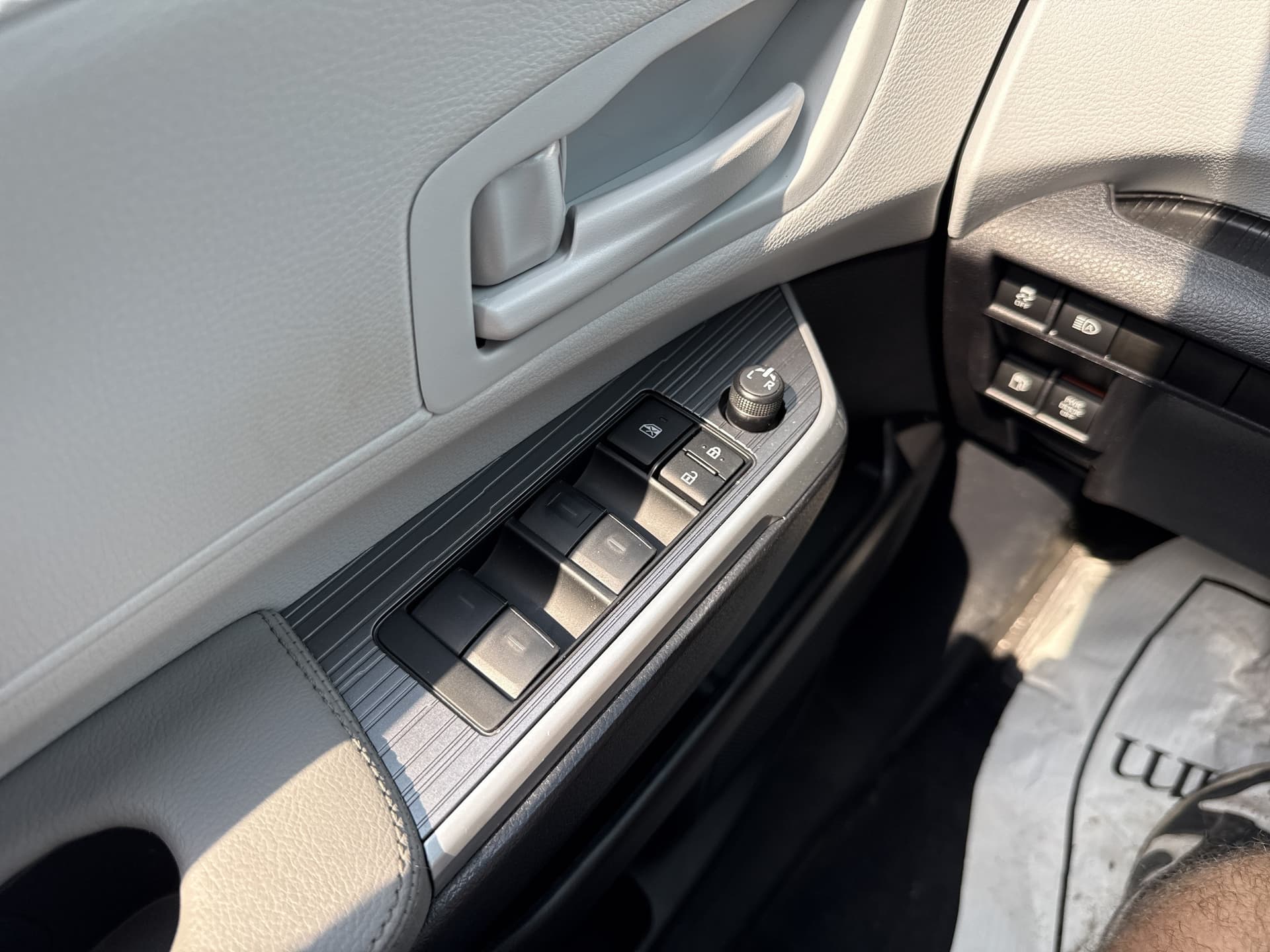 2025 Toyota Sienna LE 8 Passenger — photo 1 of 16
