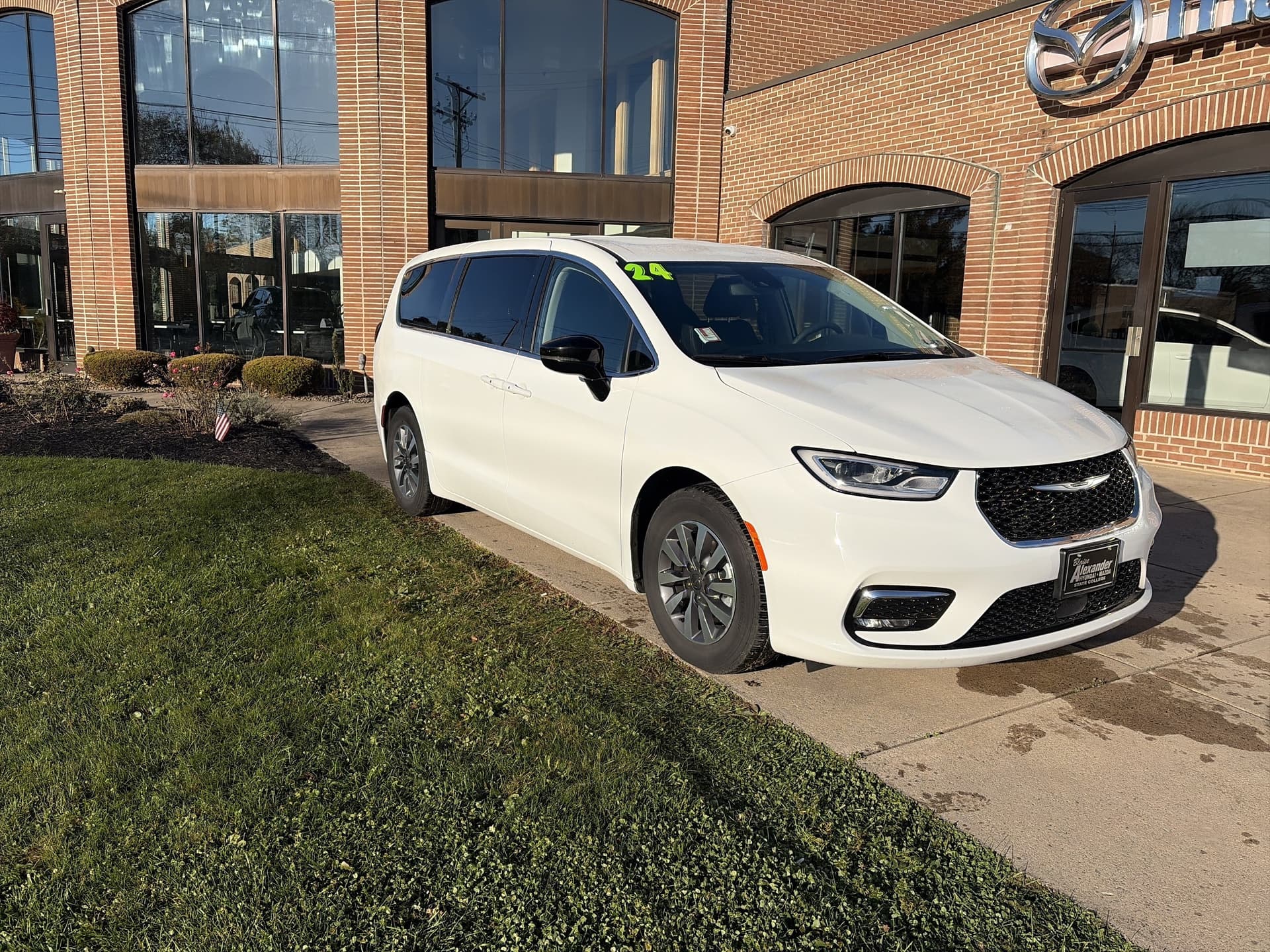 2024 Chrysler Pacifica Base — photo 1 of 30