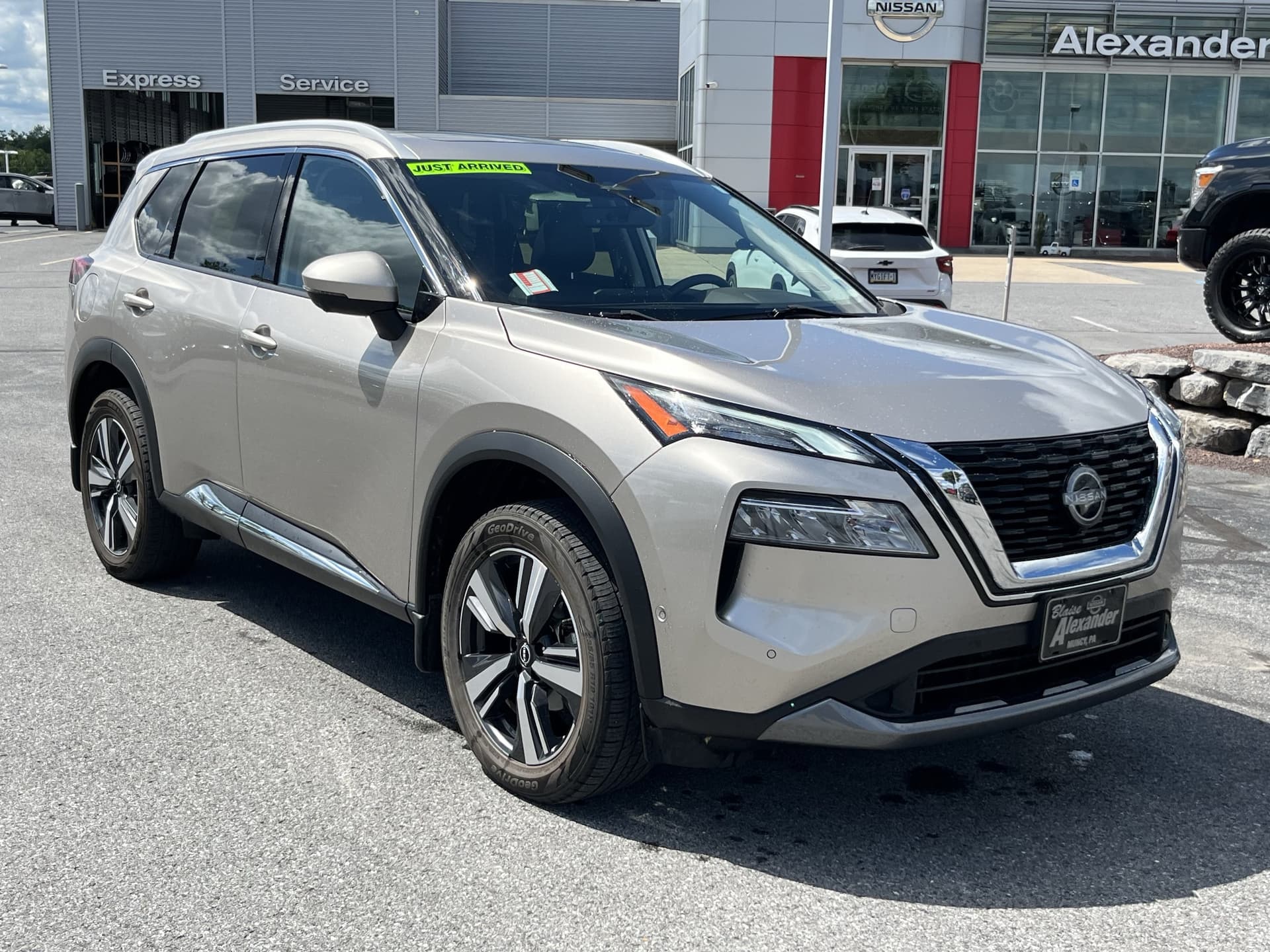 2023 Nissan Rogue SL — photo 1 of 41
