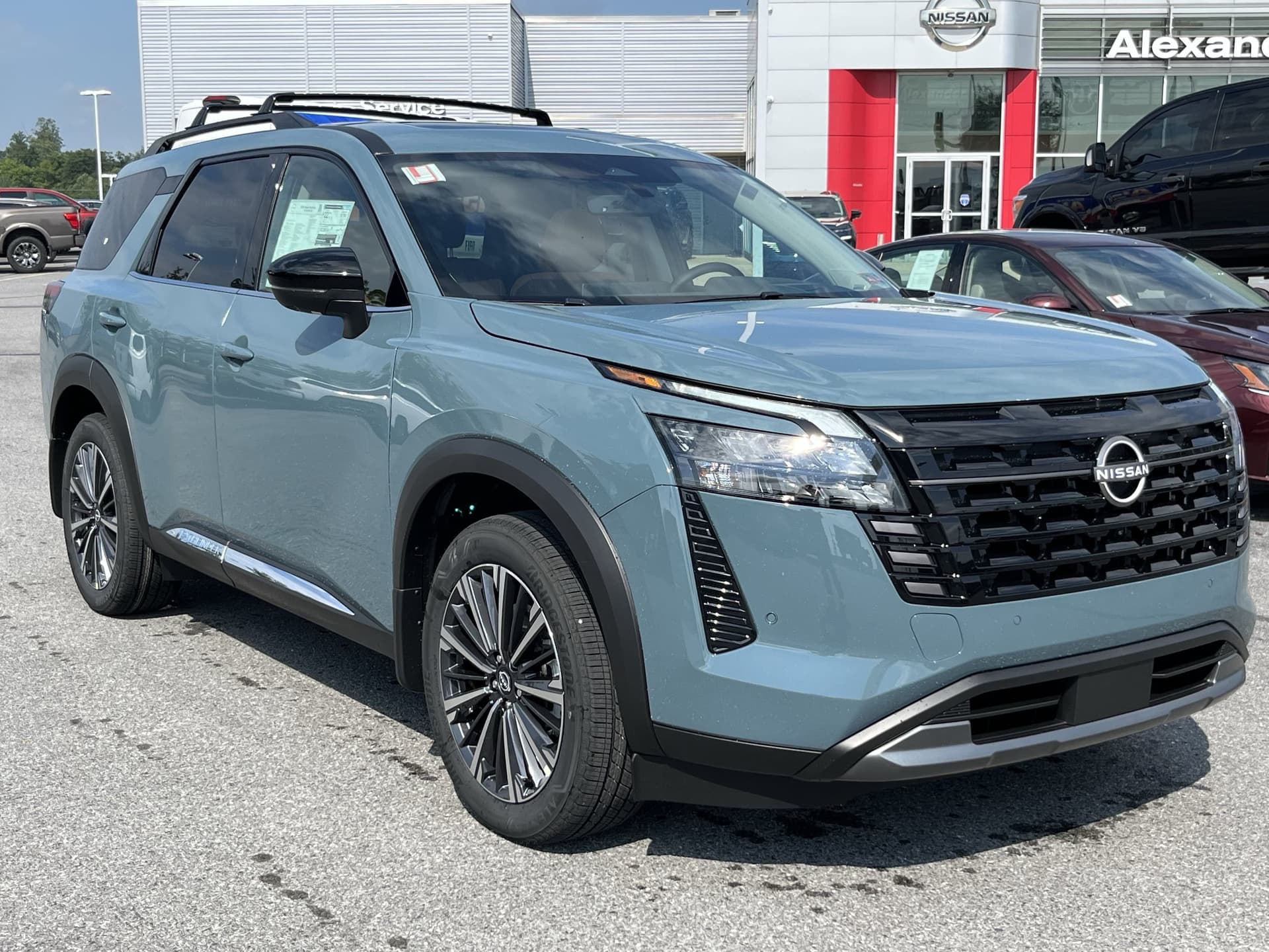 2026 Nissan Pathfinder Platinum — photo 1 of 42