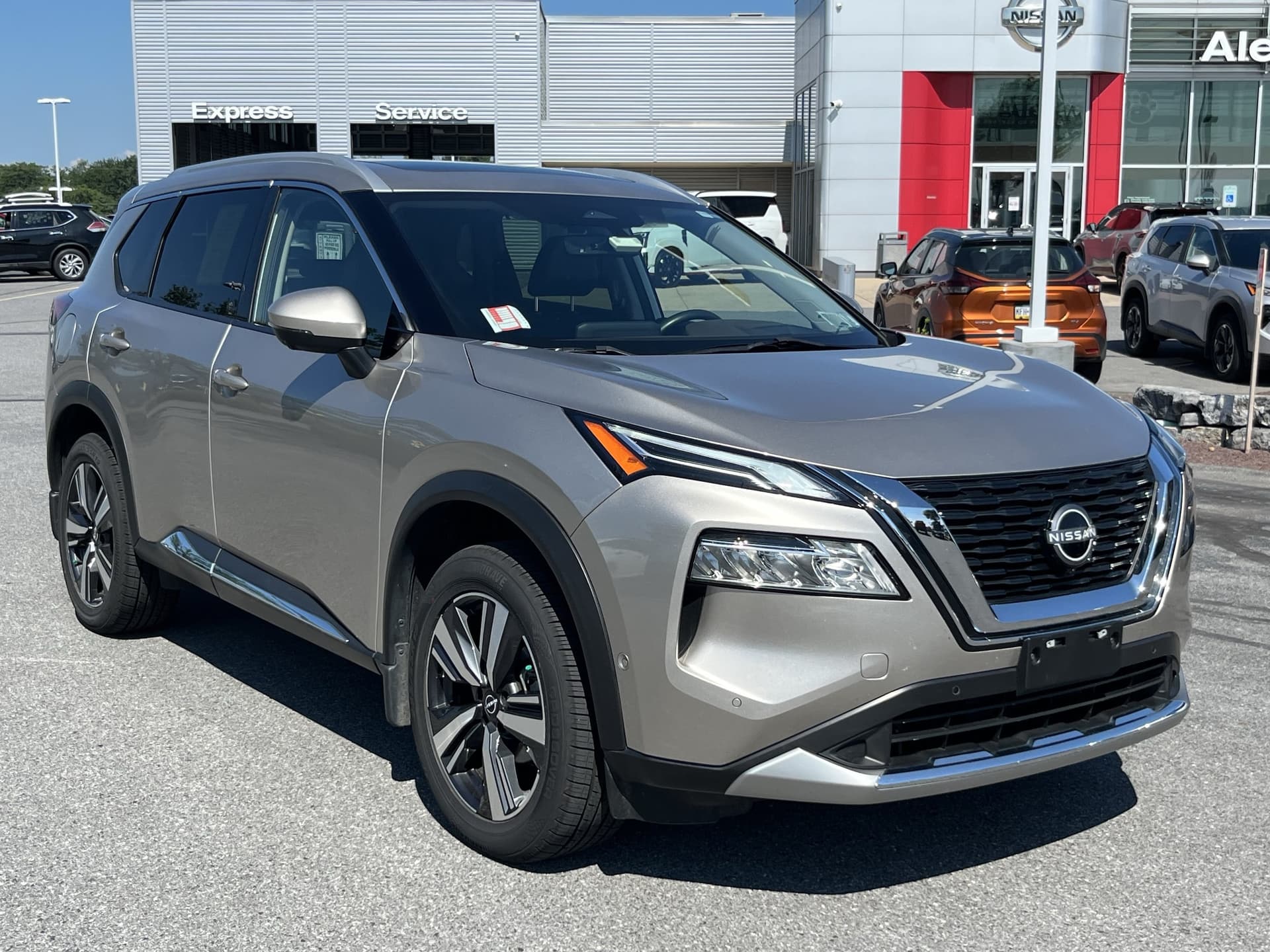 2023 Nissan Rogue Platinum — photo 1 of 35