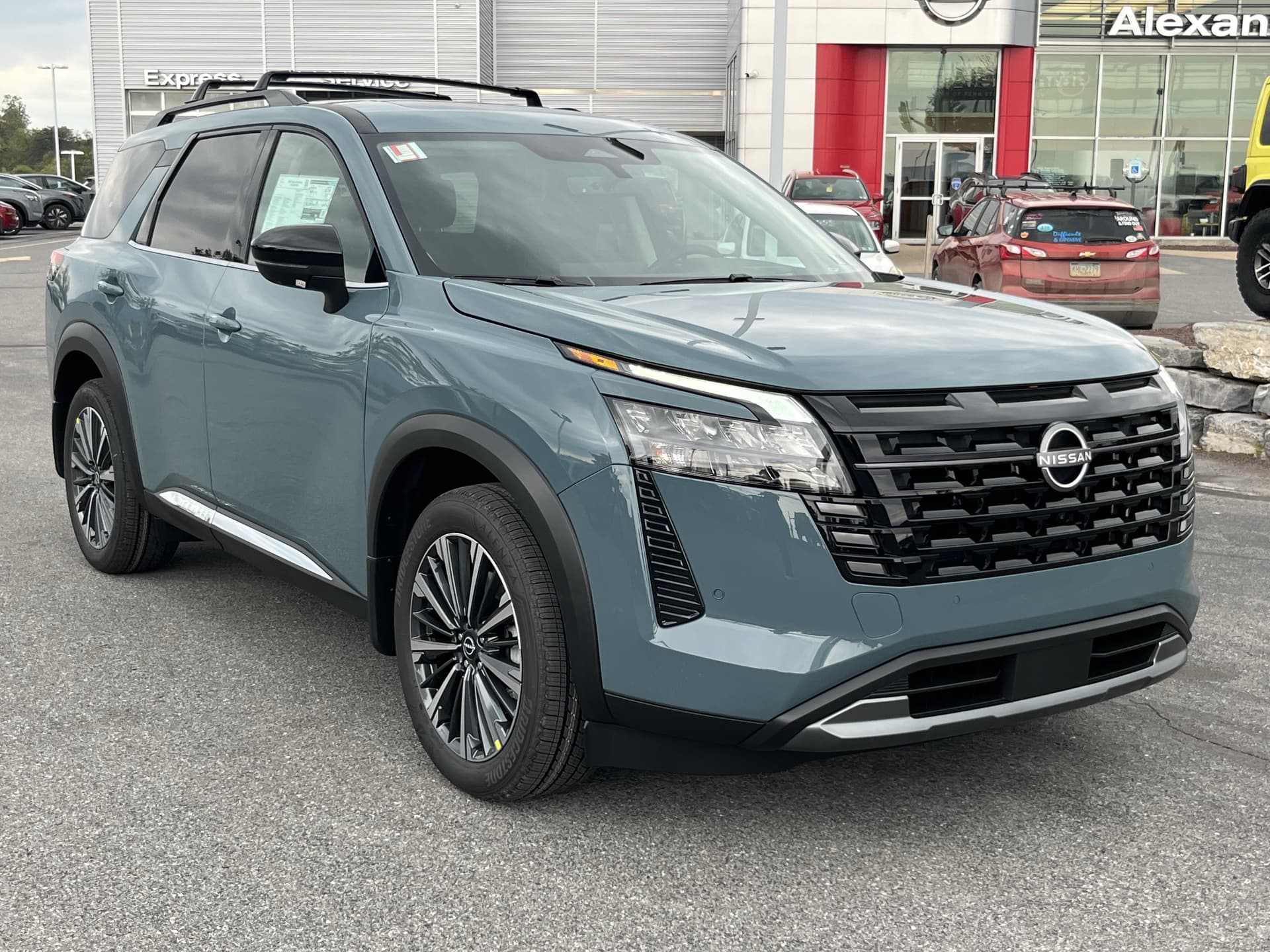 2026 Nissan Pathfinder Platinum — photo 1 of 38