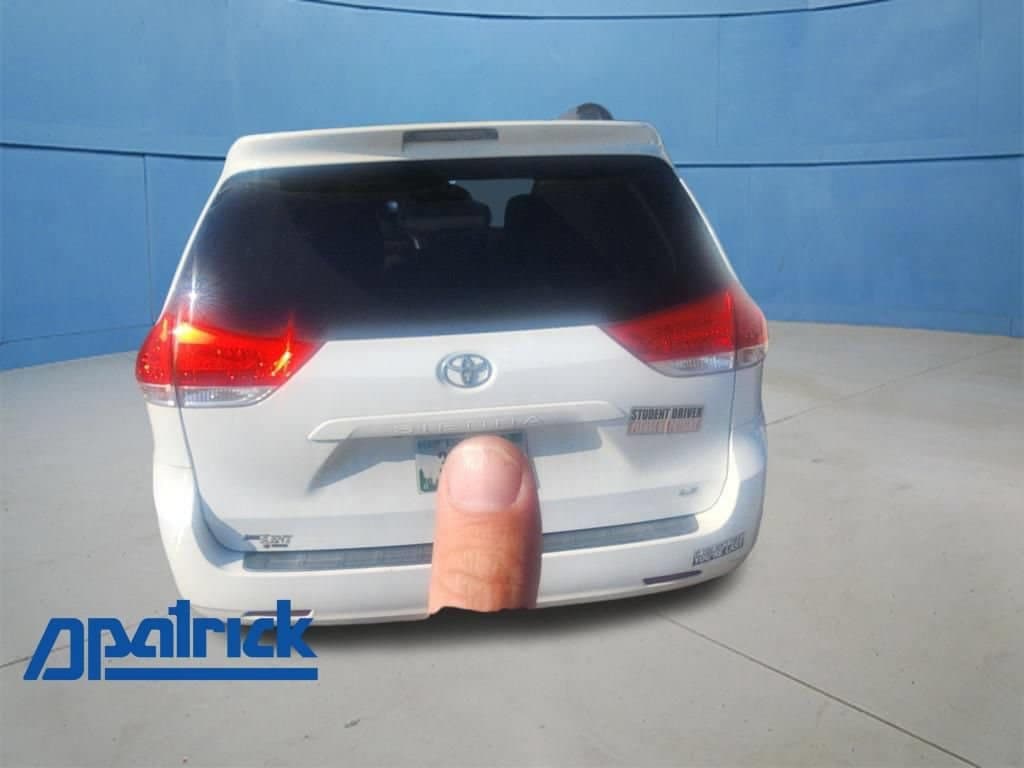 2013 Toyota Sienna LE — photo 1 of 16