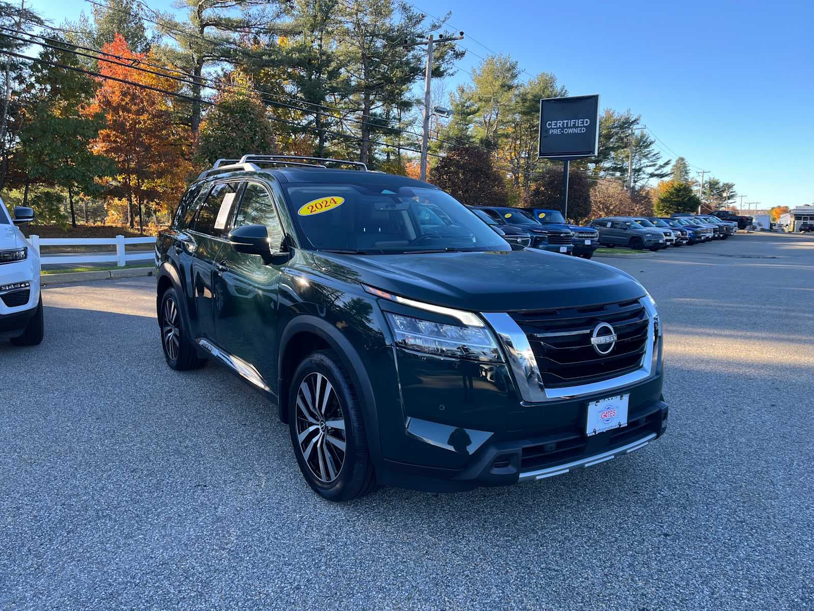 2024 Nissan Pathfinder Platinum — photo 1 of 21