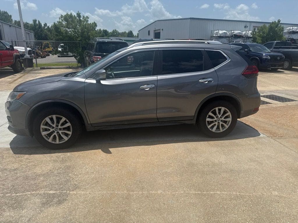 2019 Nissan Rogue SV — photo 1 of 2