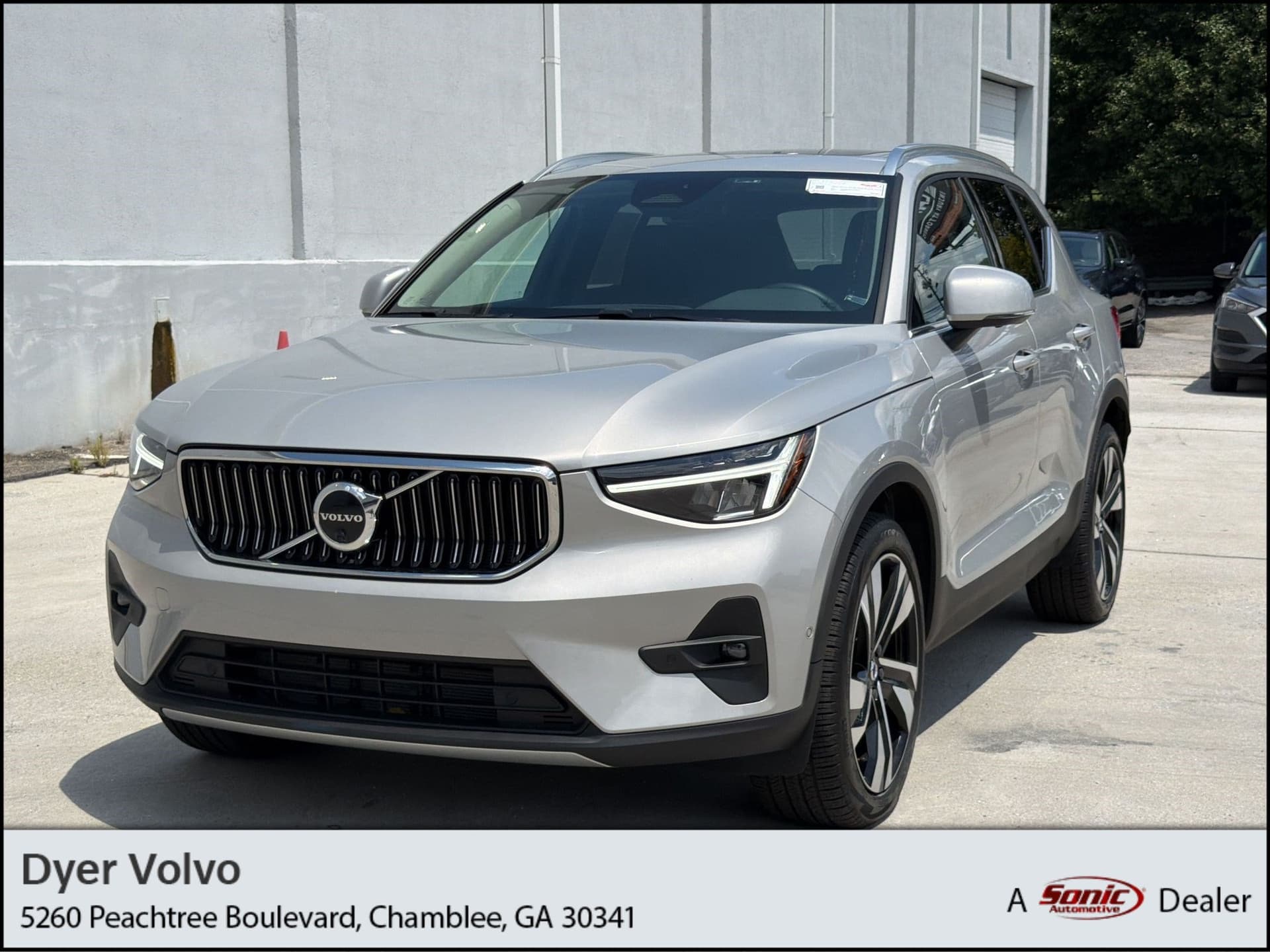 2023 Volvo XC40 Plus Bright Theme — photo 1 of 31