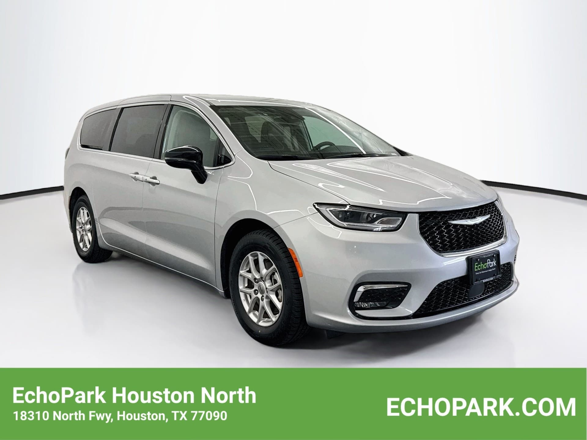 2024 Chrysler Pacifica Touring L — photo 1 of 31
