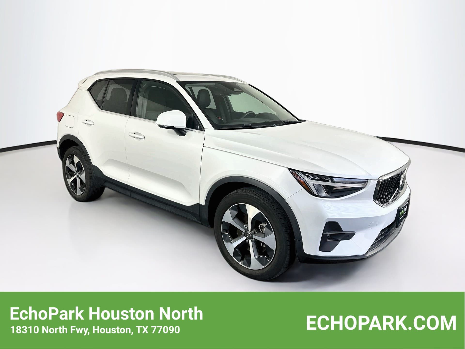 2023 Volvo XC40 B5 AWD Plus Bright — photo 1 of 30