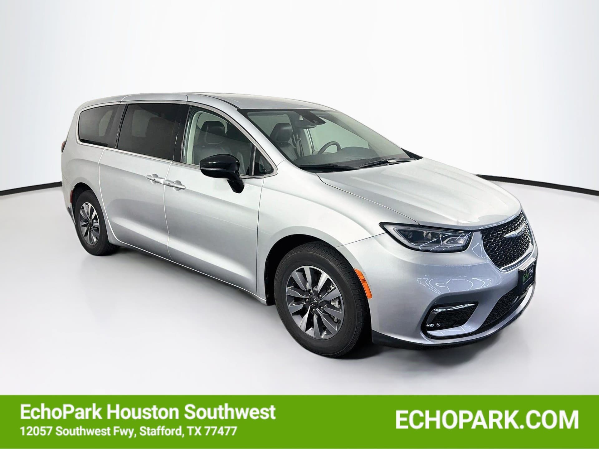 2024 Chrysler Pacifica Hybrid Select — photo 1 of 33