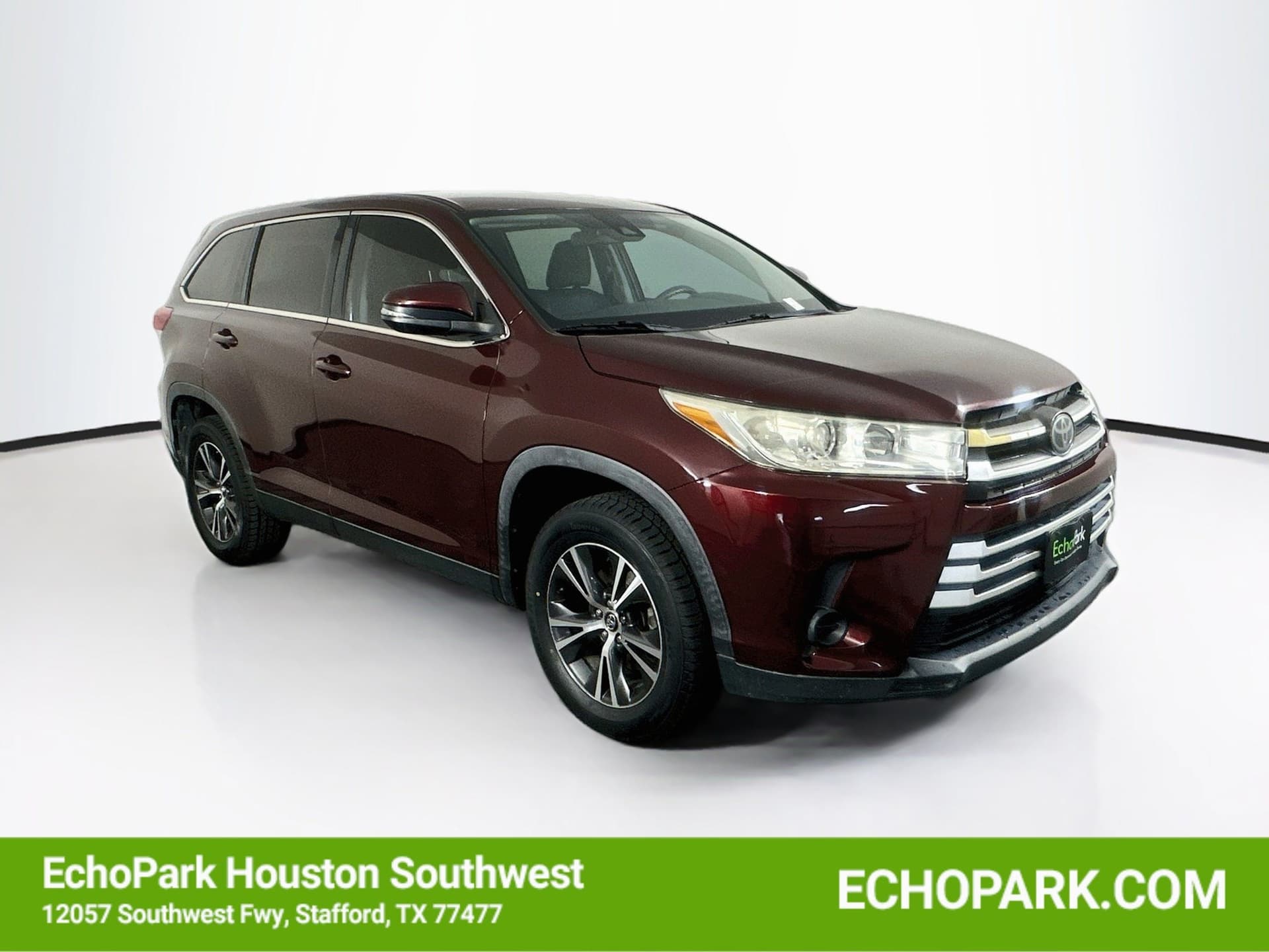2019 Toyota Highlander LE I4 — photo 1 of 30