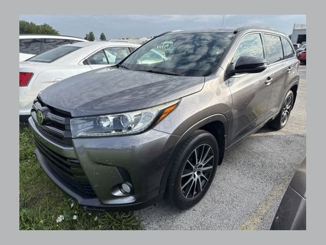 2018 Toyota Highlander SE — photo 1 of 9