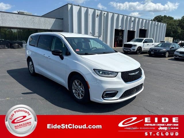 2024 Chrysler Pacifica Touring L — photo 1 of 23