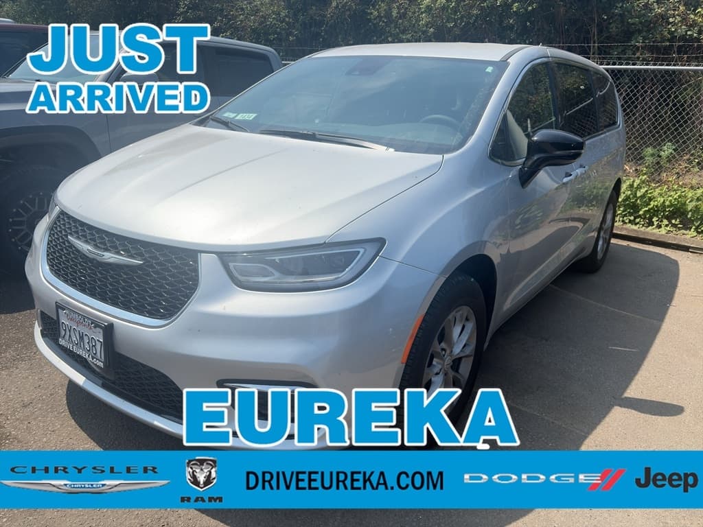 2026 Chrysler Pacifica Select — photo 1 of 3