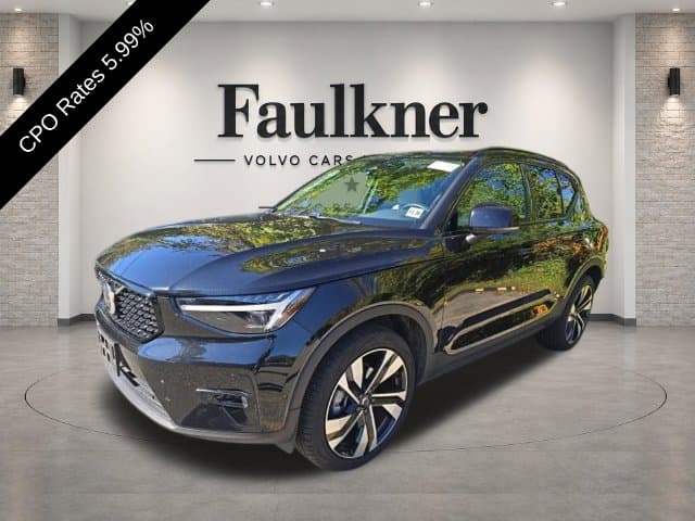 2025 Volvo XC40 Base — photo 1 of 13