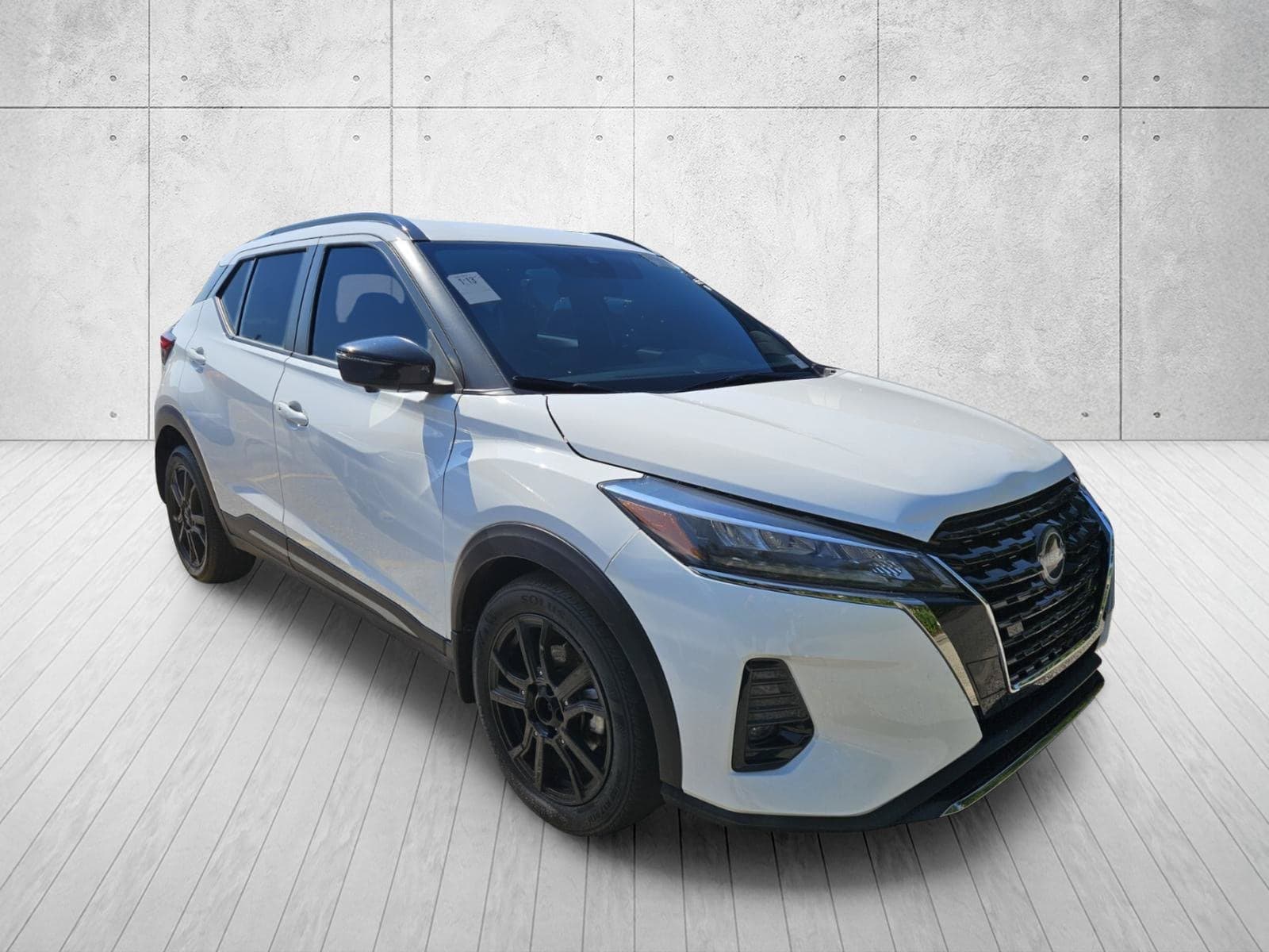 2023 Nissan Kicks SR — photo 1 of 10